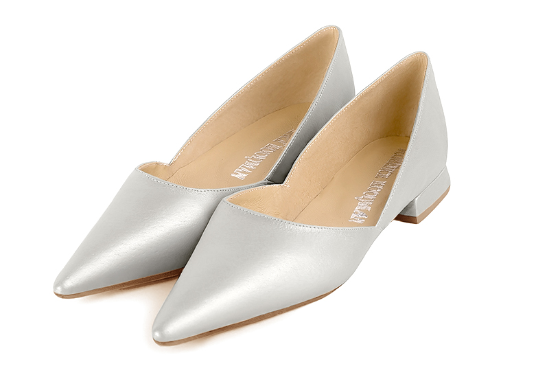 Light silver women's open arch dress pumps. Pointed toe. Flat flare heels. Front view - Florence KOOIJMAN